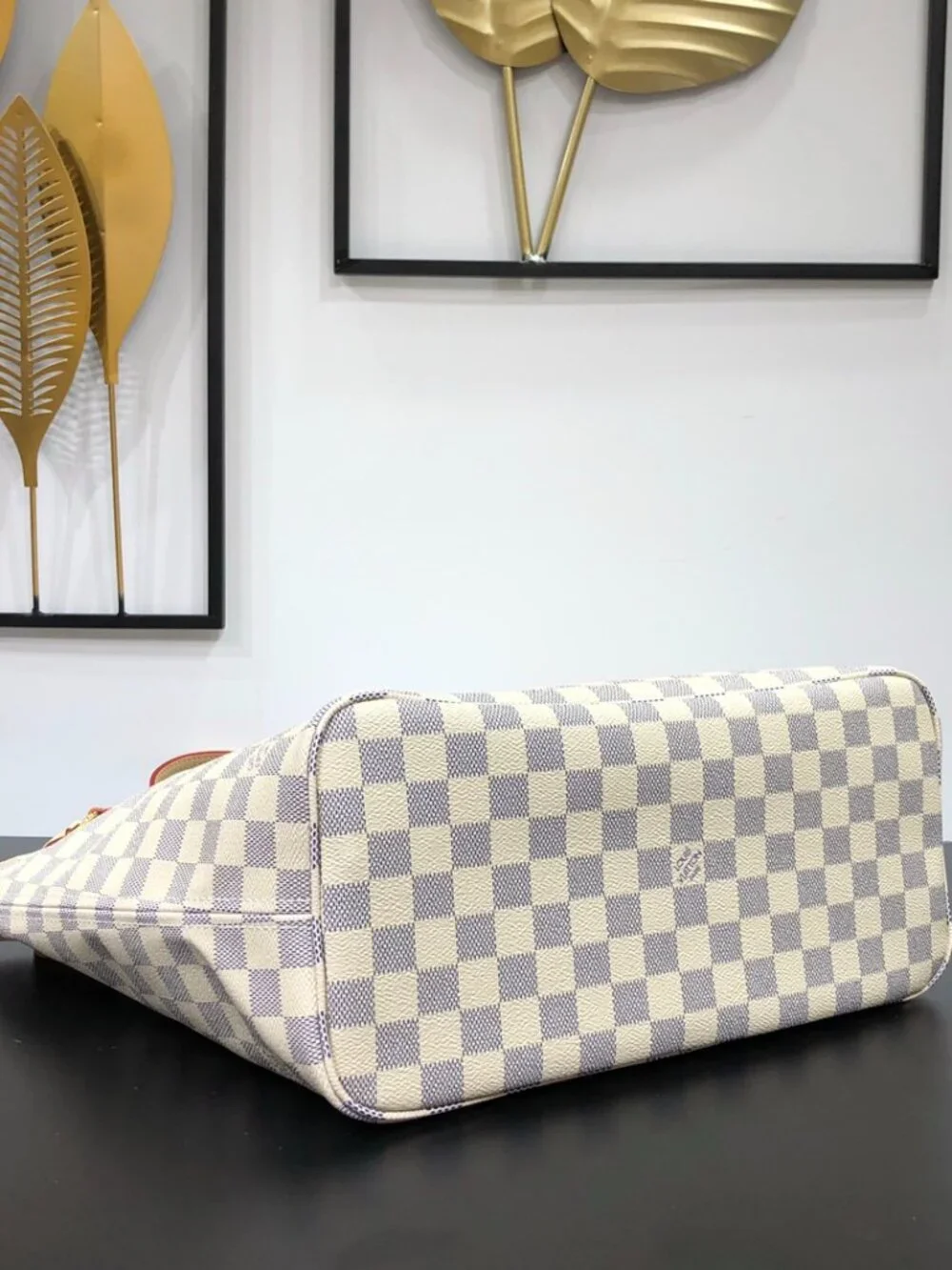 Louis Vuitton. dimensions 31